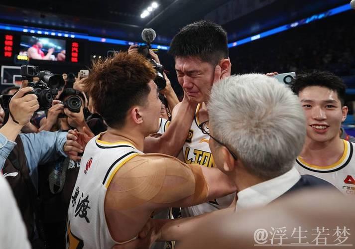 胡金秋率队夺冠后热泪盈眶，回顾CBA感人瞬间